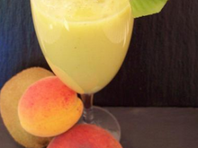 Smoothie kiwi-abricot-pêche jaune