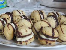 Baci di dama (baisers des dames) au lychee curd.