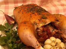 Dinde sur lit d'ail et fines herbes et coussin de pattes