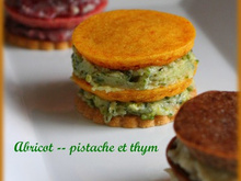 Yoyo sablé/fondant d'abricot et ganache chocolat blanc, pistache et thym