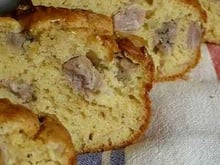 Cake aux oignons rosés confits et à l'andouille de Vire