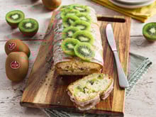 Cake aux kiwis, graines de pavot et glaçage au citron vert
