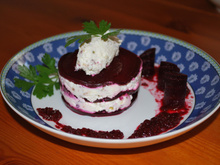 Milles-feuilles de betterave rouge et chèvre frais