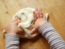 Les enfants adorent cette pâte sensorielle à faire avec seulement 2 ingrédients : voici comment la préparer