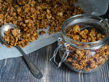 Découvrez cette méthode pour faire un granola maison moins gras et moins sucré !