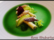 Mini roulés de Roquefort Papillon aux amandes caramélisées à l'érable, maquereau snacké et pomme granny