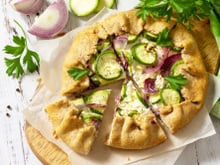 Tarte rustique courgettes, oignons rouges et feta