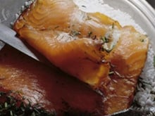 Saumon séché aux fines herbes du jardin et à la chicorée