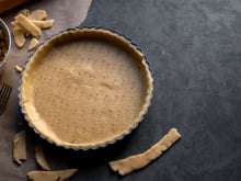 Plus besoin de robot : une simple boîte hermétique suffit pour réussir votre pâte à tarte maison