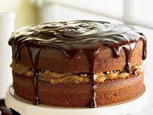Gâteau étagé aux brisures de chocolat et au caramel, glaçage fondant au chocolat
