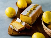 Un yaourt, un citron… il ne vous faut pas grand-chose de plus pour préparer ce gâteau moelleux en un rien de temps !