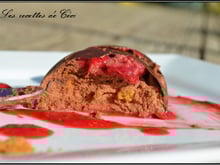 Dômes à la mousse au chocolat truffée de framboises et d'éclats de spéculoos