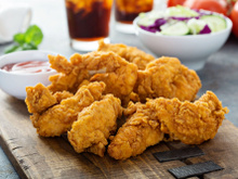 Ce gagnant de Top Chef partage sa recette tenders de poulet bien meilleure qu’au fast-food