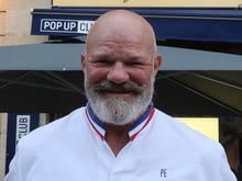 “Facile à faire et pas chère” : voici une délicieuse recette de poulet au citron et olives de Philippe Etchebest, elle a tout pour plaire !