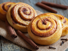 Envie de délicieux cinnamon rolls en attendant Noël ? Avec notre recette, vous allez vous régaler !