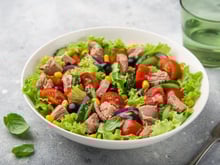 Envie d’un repas léger ? Cette salade au thon et aux légumes d’été coche toutes les cases