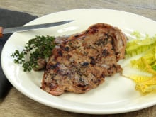 Tranche de gigot d'agneau au barbecue