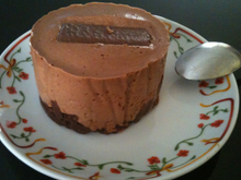 Mousse au chocolat sur croquant au chocolat praliné