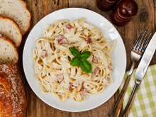 “Andiamo les amis !” : Laurent Mariotte revisite les traditionnelles tagliatelles carbonara avec un ingrédient très spécial