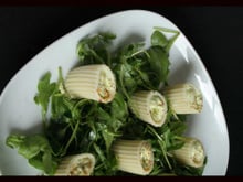 Salade de pâtes aux pistaches et au fromage de chèvre sur fond de roquette