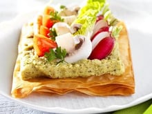 Tarte fine de légumes sur un lit de Tapena® Pois chiches verts à la menthe