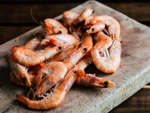 Vous auriez aimé le savoir plus tôt : voici la manière la plus simple de décortiquer les crevettes