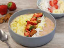 Smoothie bowl fraises, amandes et coco