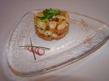 Tartare de saumon fumé, crevette et avocat au citron et piment d'Espelette