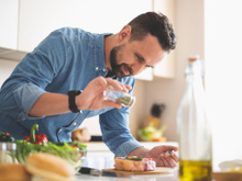 Manger régulièrement des épices et des herbes aromatiques pourrait aider à booster son microbiote