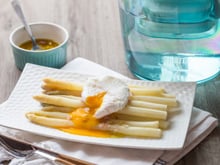 Asperges blanches et œufs pochés