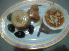 Poire au cœur d'amandes sauce sucrée au pruneaux