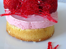 Sablé breton, mousse de fraises Label rouge et caramel rouge