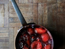 Pêche pochée au vin