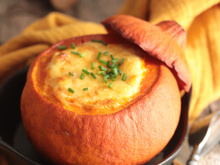 Idéal pour la saison : comment faire une fondue automnale dans un potimarron ?