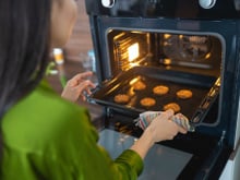 Cet élément de votre four est toujours très sale et voici comment le nettoyer