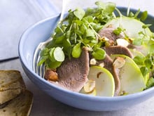 Salade de langue de bœuf tiède, cresson, pommes vertes et noisettes