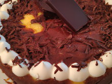 Gâteau au yaourt avec des œufs en chocolat