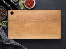 Pourquoi vous devriez définitivement troquer votre planche à découper en plastique contre du bois selon cette experte