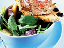 Tartine de pâté de campagne, roquette et épinards