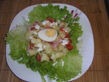 Salade au bacon et sauce au fromage blanc