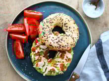 Bagel au poulet et guacamole : la recette fraîche et ultra simple à glisser dans votre panier de pique-nique