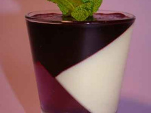 Petites verrines à la violette, chocolat ivoire et coulis de myrtilles