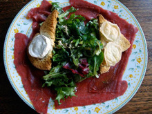 Carpaccio de bœuf, salade et toast de chèvre chaud