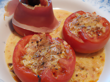 Tomate farcie à la semoule aillée et au jambon cru