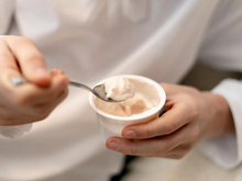 Est-ce bon de manger des yaourts protéinés au quotidien ? Ce médecin du sport répond