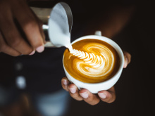 Voici pourquoi boire du lait avec son café n’est vraiment pas une bonne idée !