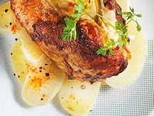 Volaille laquée, petits palets de navets au safran Par Grégory Cuilleron