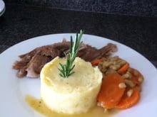 Epaule d'agneau confite et garniture aromatique