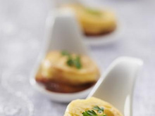Tapas de quenelles au brochet, truite fumée et sauce au vin rouge