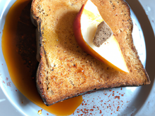 Foie gras sur son lit de poire et miette de pain d épice
